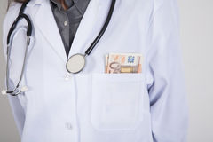 2歲被開水燙到手現在28歲能把疤去掉嗎?